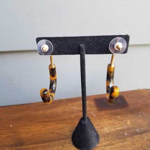 NWT J Crew Gold Tone Tortoise 1/2 Hoop Stud Earrings - Picture 4 of 7